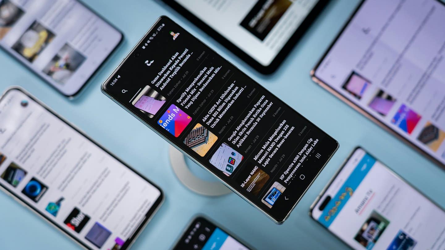 Smartphones modernos muestran contenido digital sobre un escritorio azul claro.