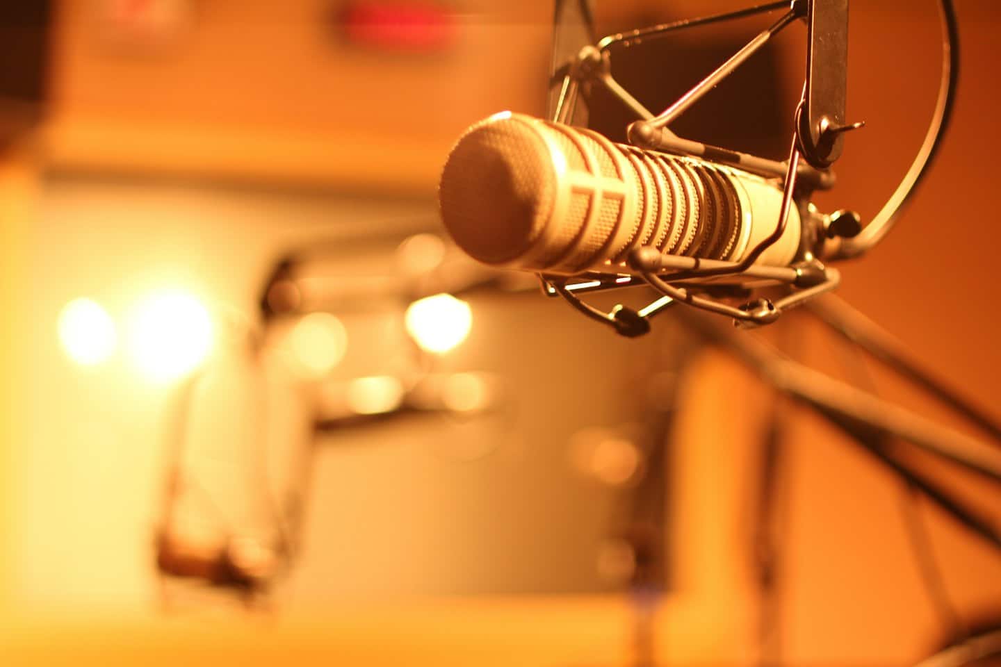Micrófono profesional de estudio en una cabina de grabación.